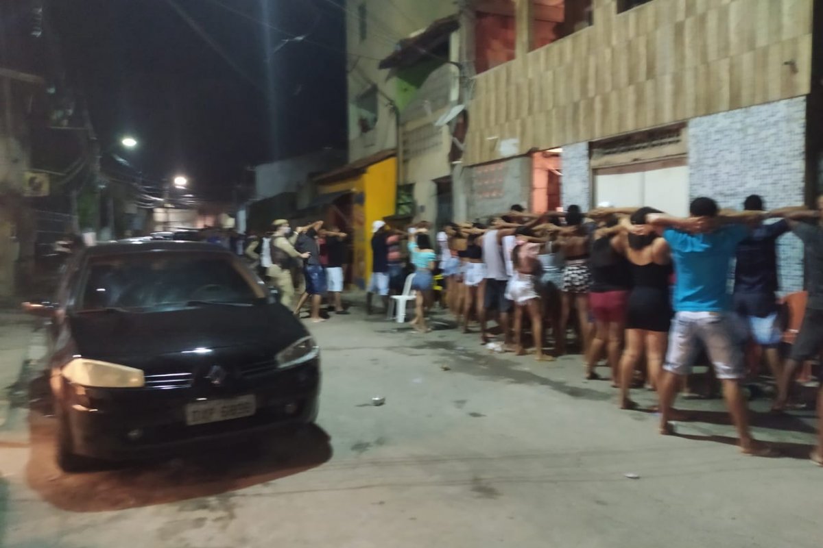 Polícia encerra paredão com 300 pessoas no bairro de Portão, em Lauro de Freitas