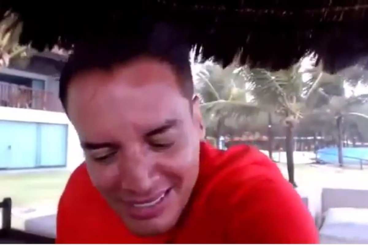 Veja vídeo: Léo Dias toma choque durante transmissão ao vivo