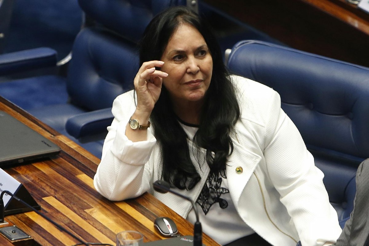 Após apresentar uma PEC a favor da reeleição de Alcolumbre, Rose de Freitas é afastada do Podemos