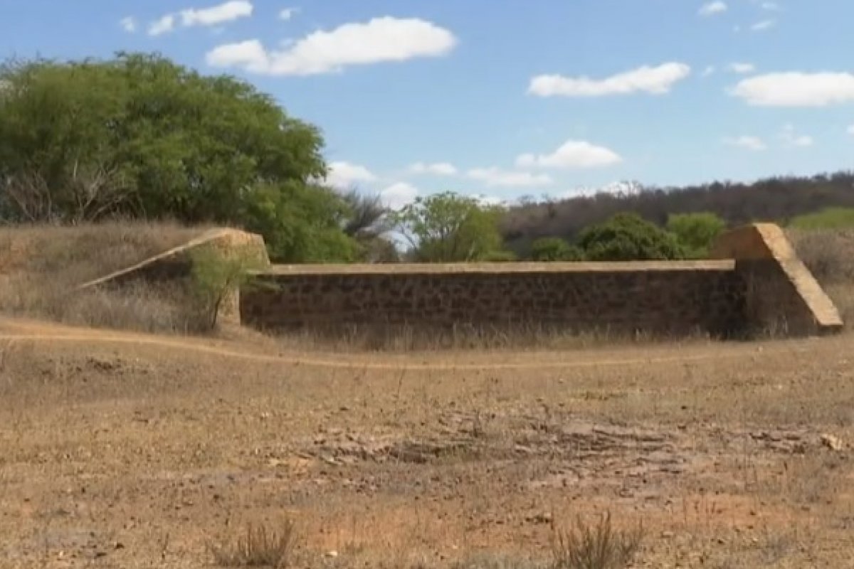 Perfuração de poços e barragens irregulares provoca seca em afluente do rio São Francisco, no sertão da Bahia