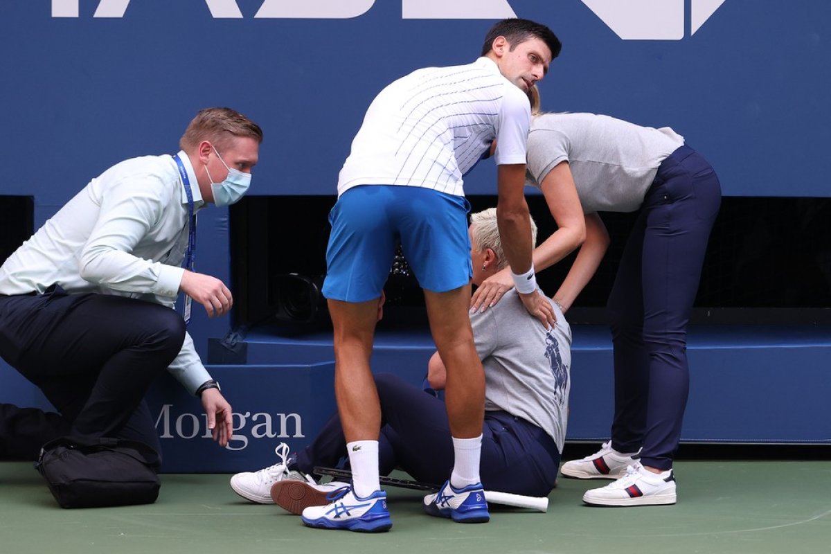 Djokovic é desclassificado do US Open após acertar bolada em juíza