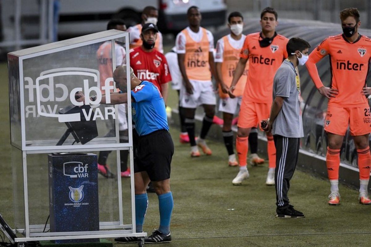 FIFA proíbe divulgação de conversa entre árbitro e VAR durante o jogo