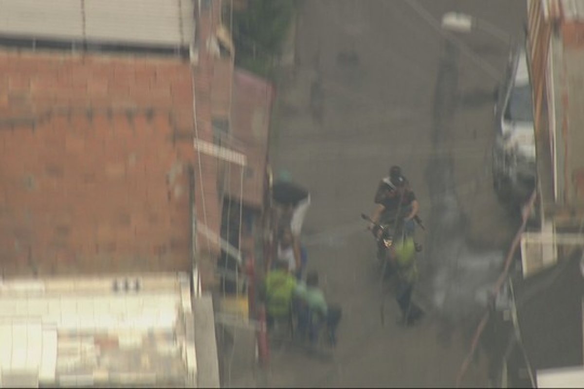 Dupla de criminosos atropelam homem com criança no colo no Complexo da Maré