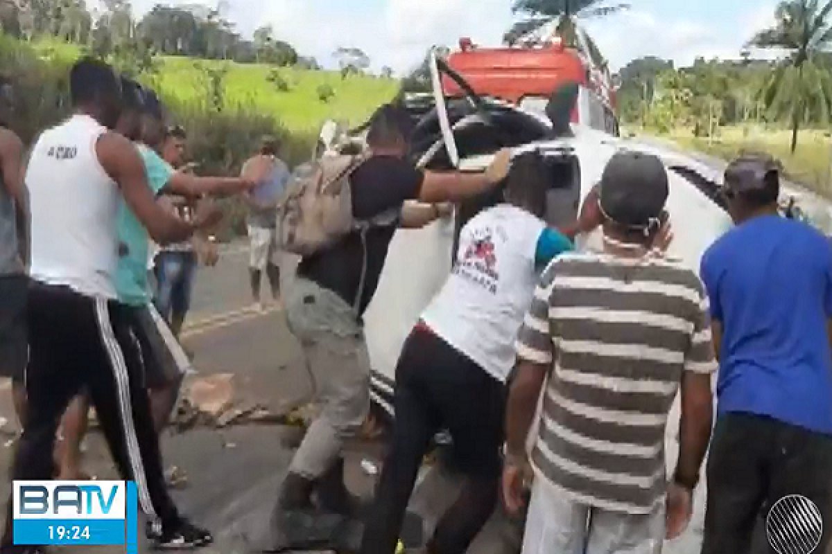 Quatro pessoas ficam feridas e uma morre em acidente na BR-330