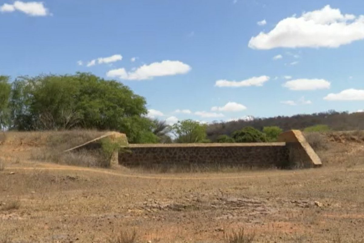 Após construção irregular de barragens, rio no sertão baiano passa por seca