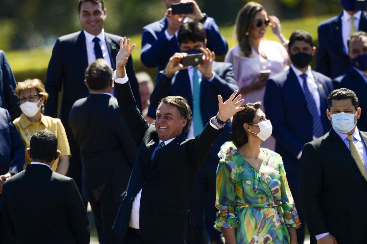 Dia da Independência: Presidente desfila com Rolls-Royce e cumprimenta apoiadores