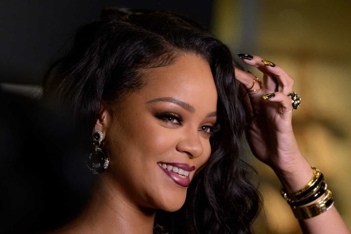 Revista afirma que Rihanna sofreu acidente de scooter elétrica