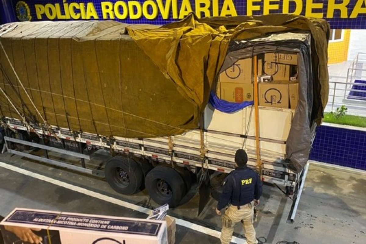 Caminhoneiro é preso com 400 mil maços de cigarros contrabandeados do Paraguai