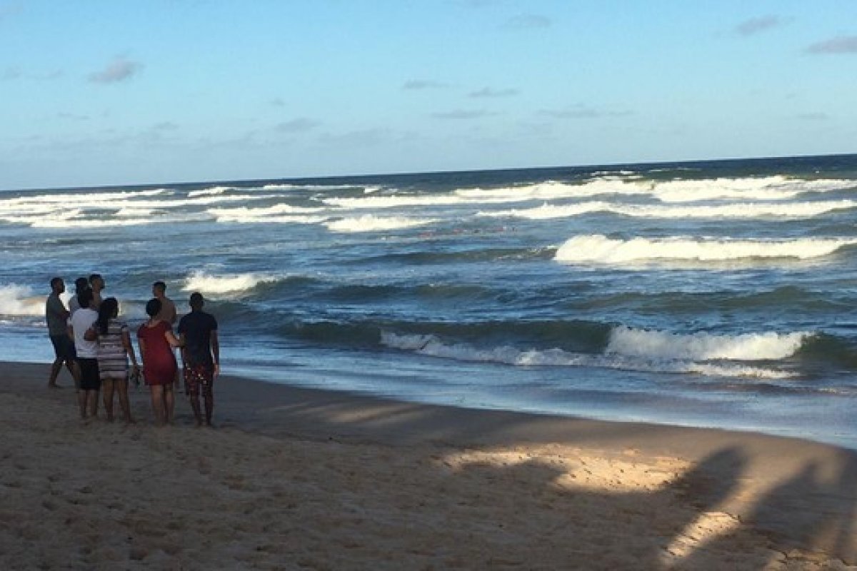 Homem morre afogado ao tentar salvar jovem na praia de Stella Maris, em Salvador