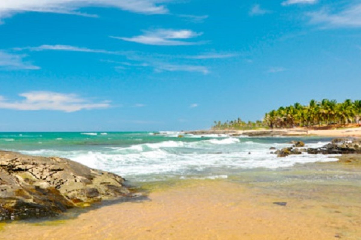 Bombeiros retomam buscas por jovem desaparecido na praia de Stella Maris, em Salvador