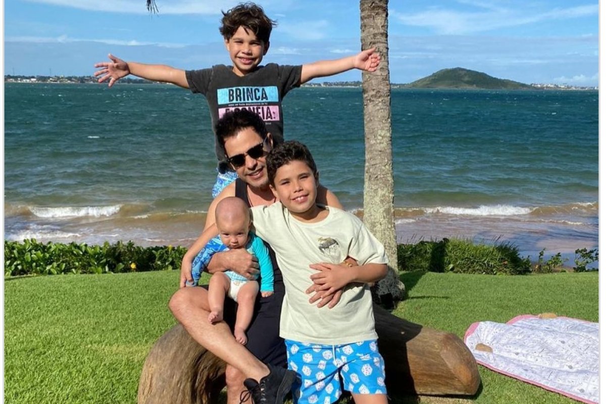 Zezé Di Camargo posa ao lado dos três netos