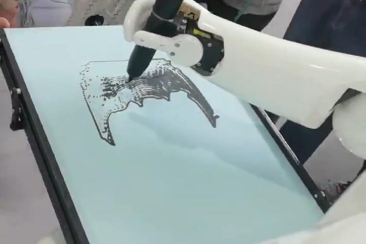 'Artista robô' desenha retrato de visitante em 3 minutos e faz sucesso em Pequim
