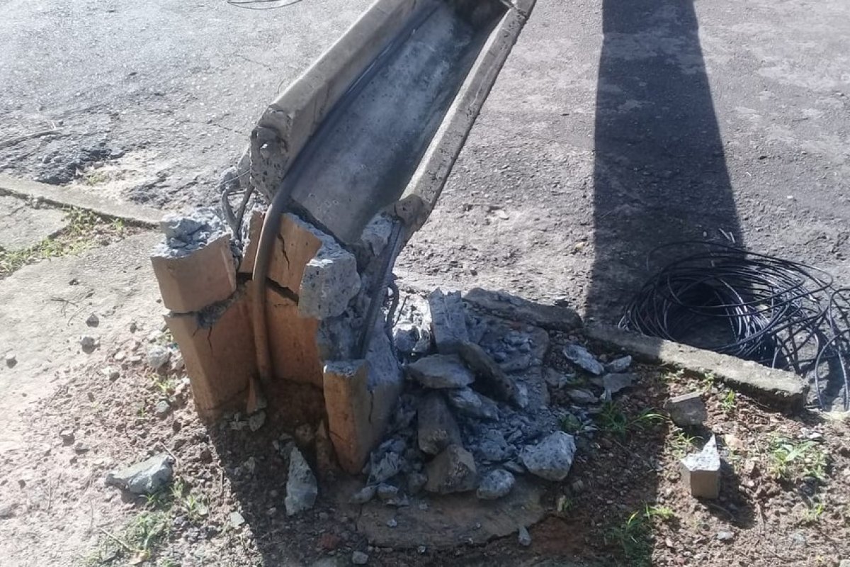 Poste é derrubado e interdita via em Salvador