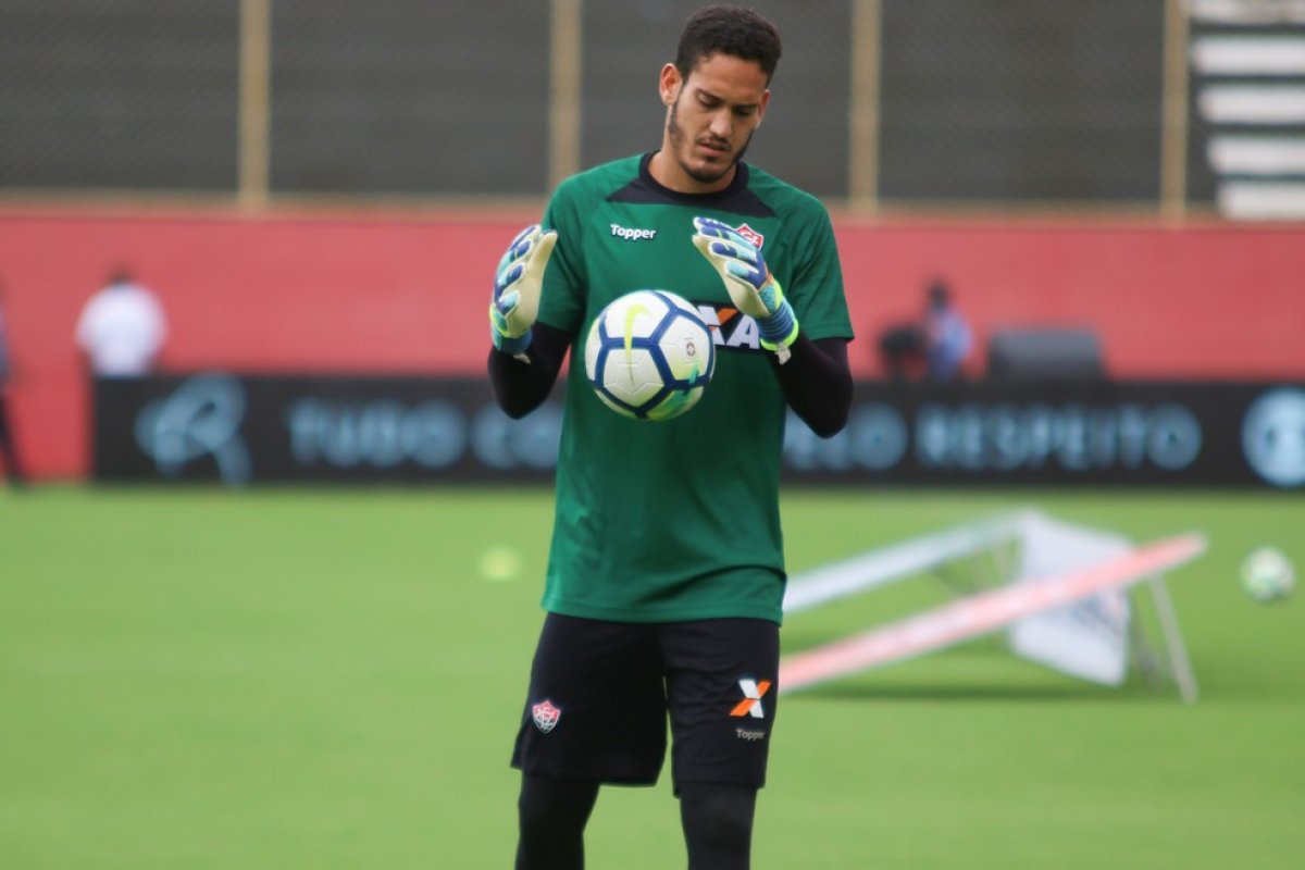 Goleiro do Vitória aparece entre os 10 melhores jogadores da Série B, aponta aplicativo