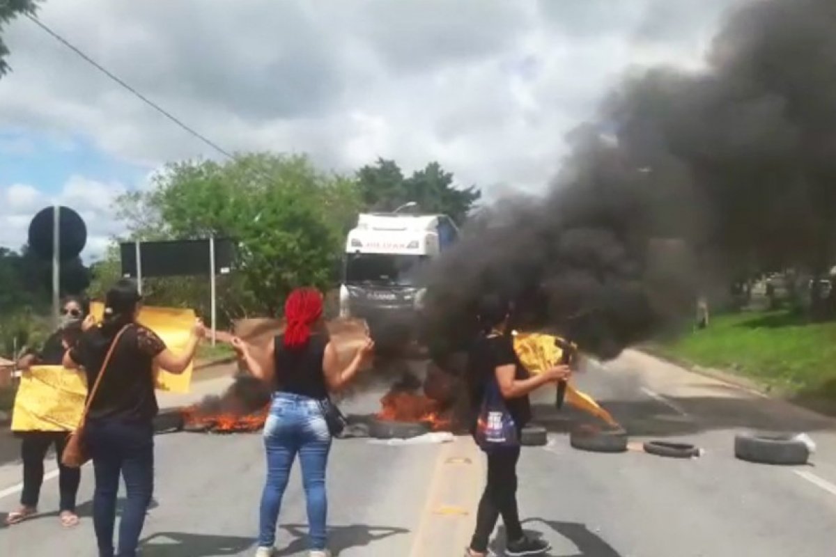 Professores de Eunápolis protestam contra demissão de 400 profissionais da Educação