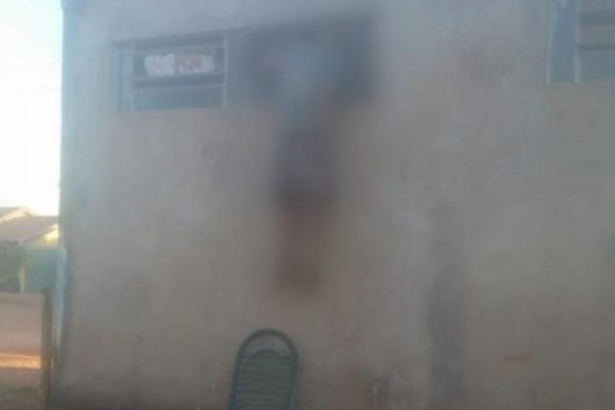 Adolescente morre após ficar preso em janela