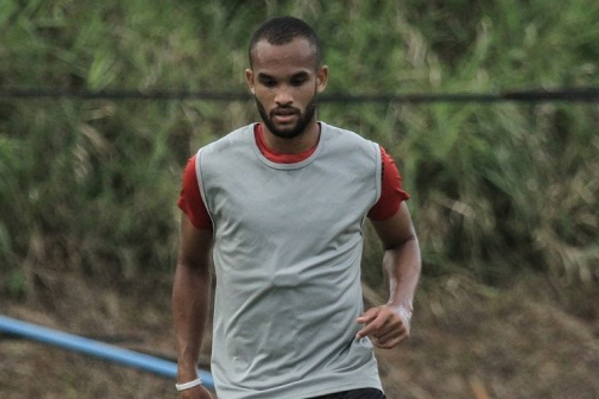 João Victor destaca setor defensivo do Vitória: "Estamos jogando em alto nível"