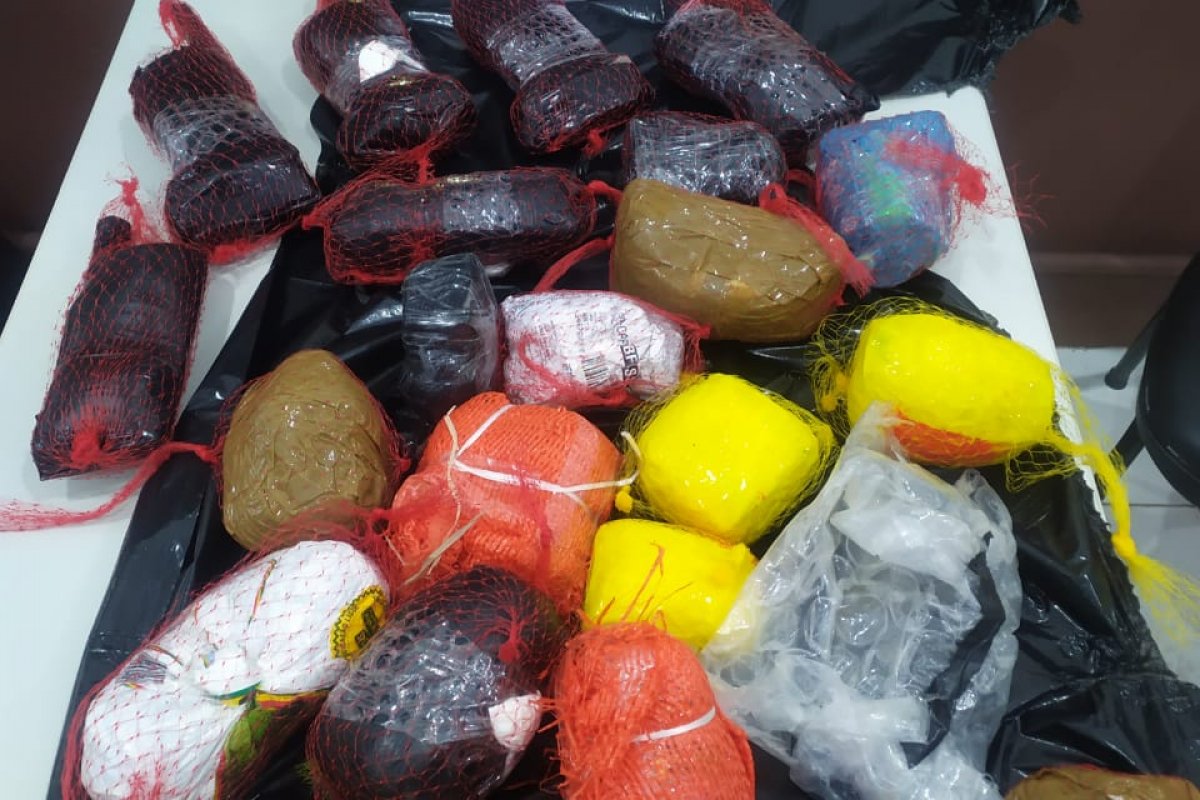 Equipes da PM impedem entrada de celulares, drogas e facas em presídio de Salvador