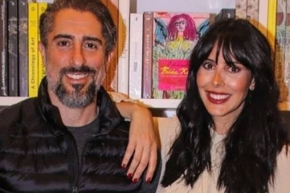 Esposa de Marcos Mion vai a praia de helicóptero e web reage