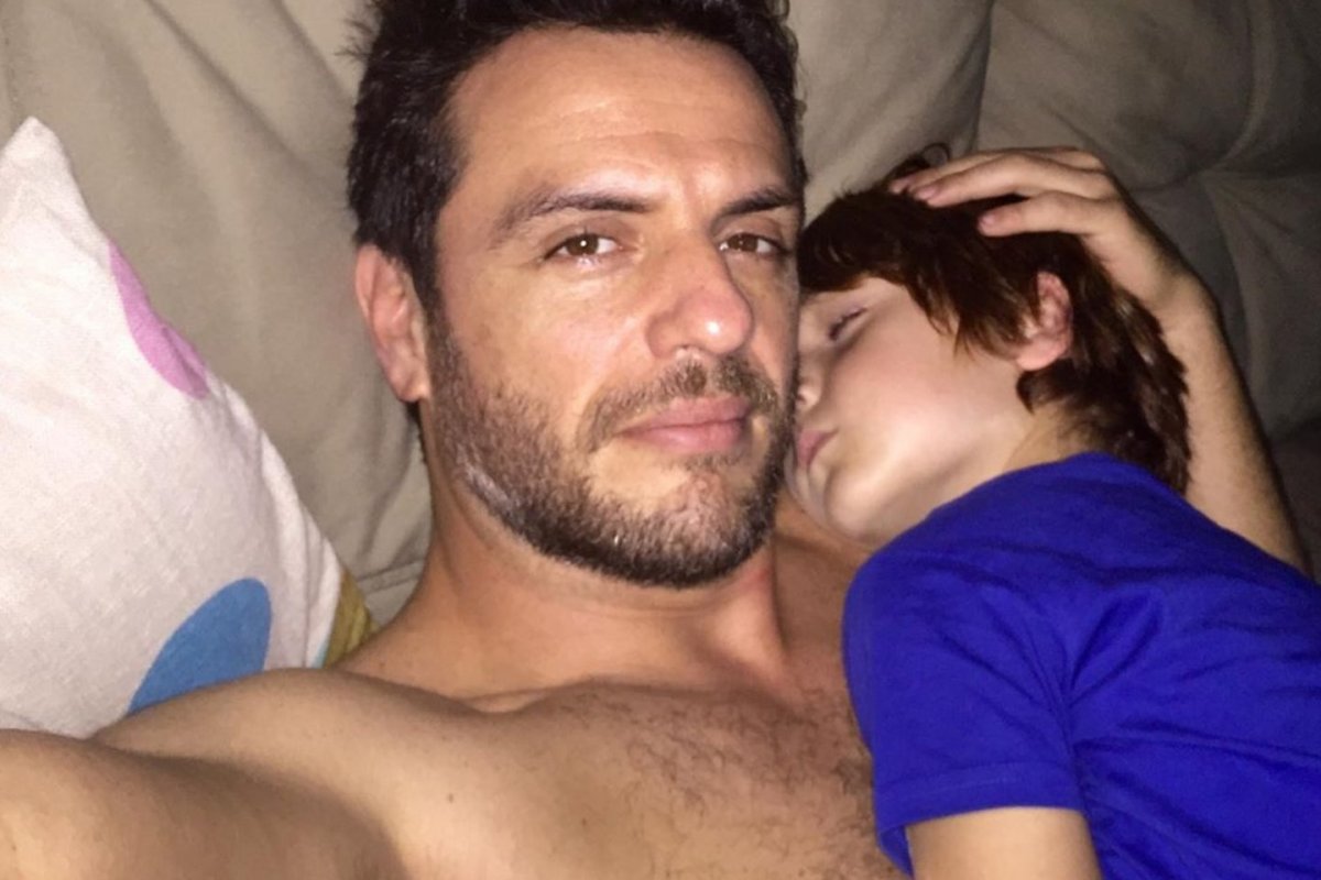 Amor de pai: Rodrigo Lombardi encanta a web ao postar foto do filho dormindo em seus braços