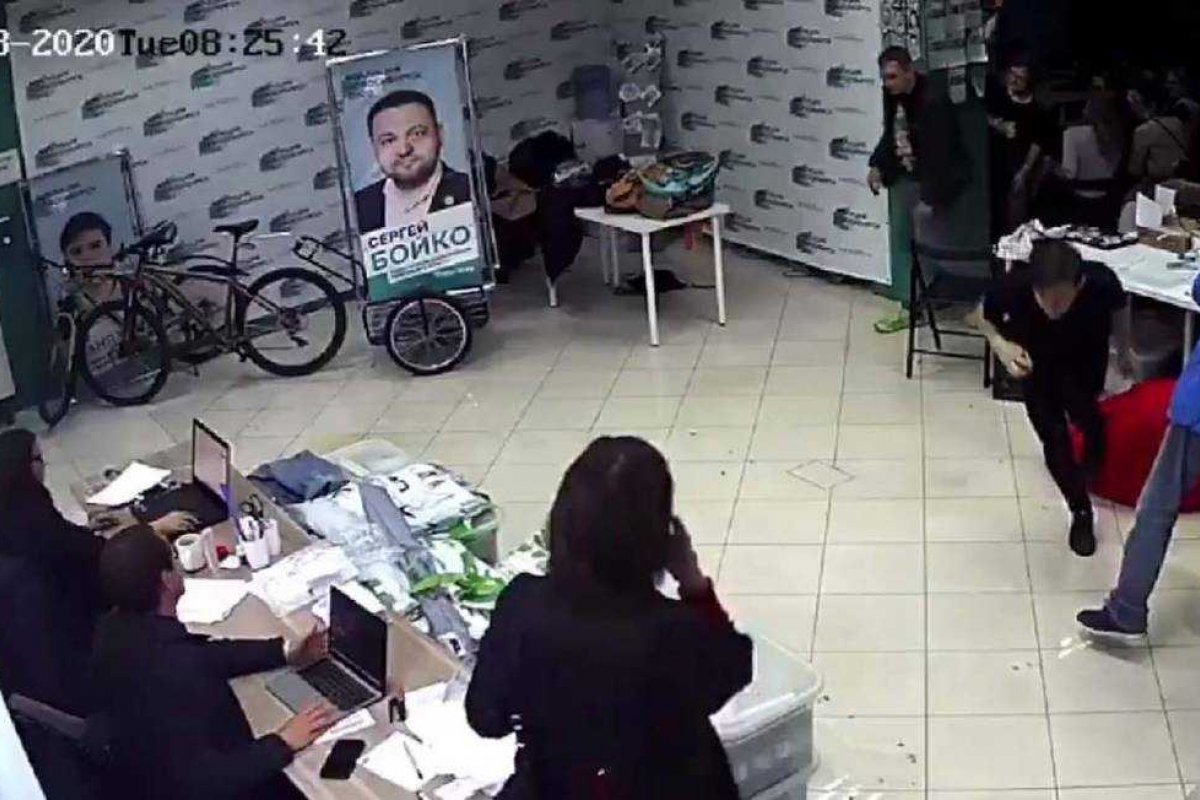 Escritório opositor ligado a Navalny é atacado com produto químico na Sibéria