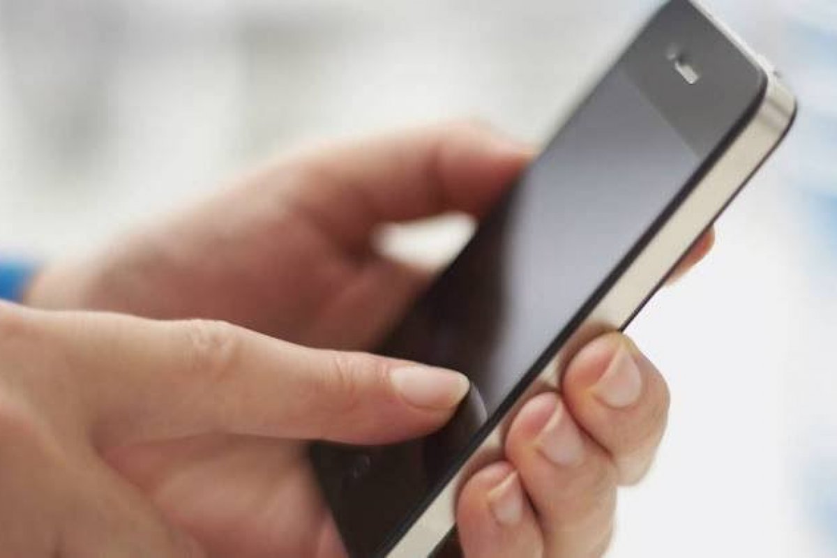 Uso excessivo do celular pode causar dores e inflamação dos dedos polegares