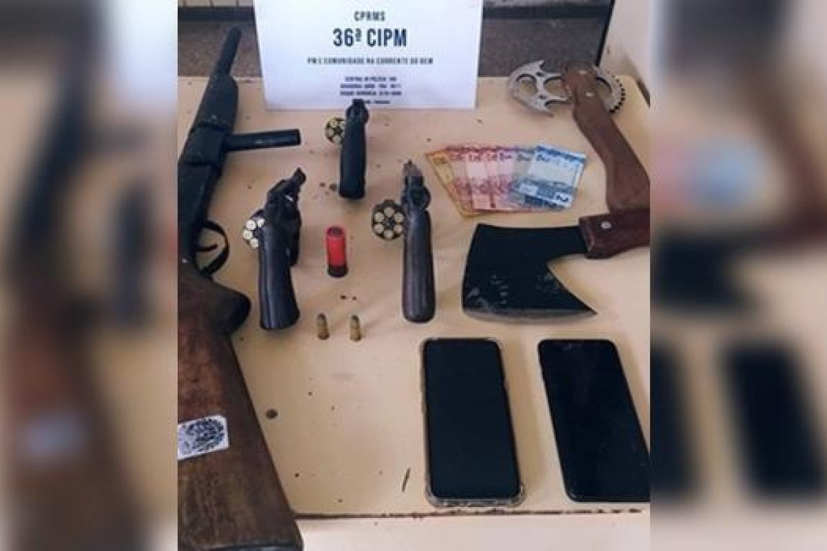 Dois homens morrem e um é preso após confronto com a polícia em Dias D'Ávila