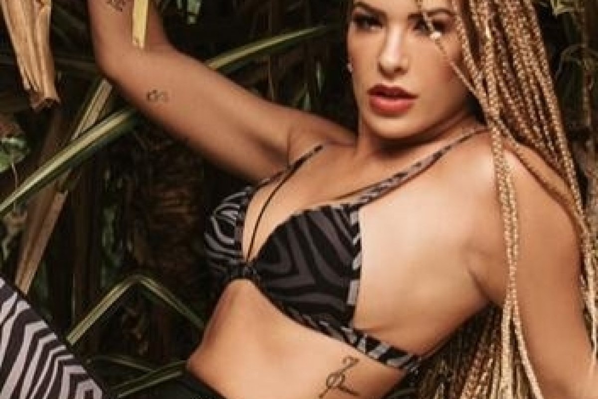 Com fotos feitas na praia de Imbassaí, Lore Improta estampa nova campanha de moda