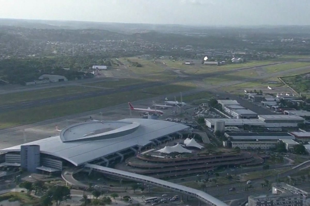 Avião com jogadores do Grêmio arremete em Salvador devido à pista molhada