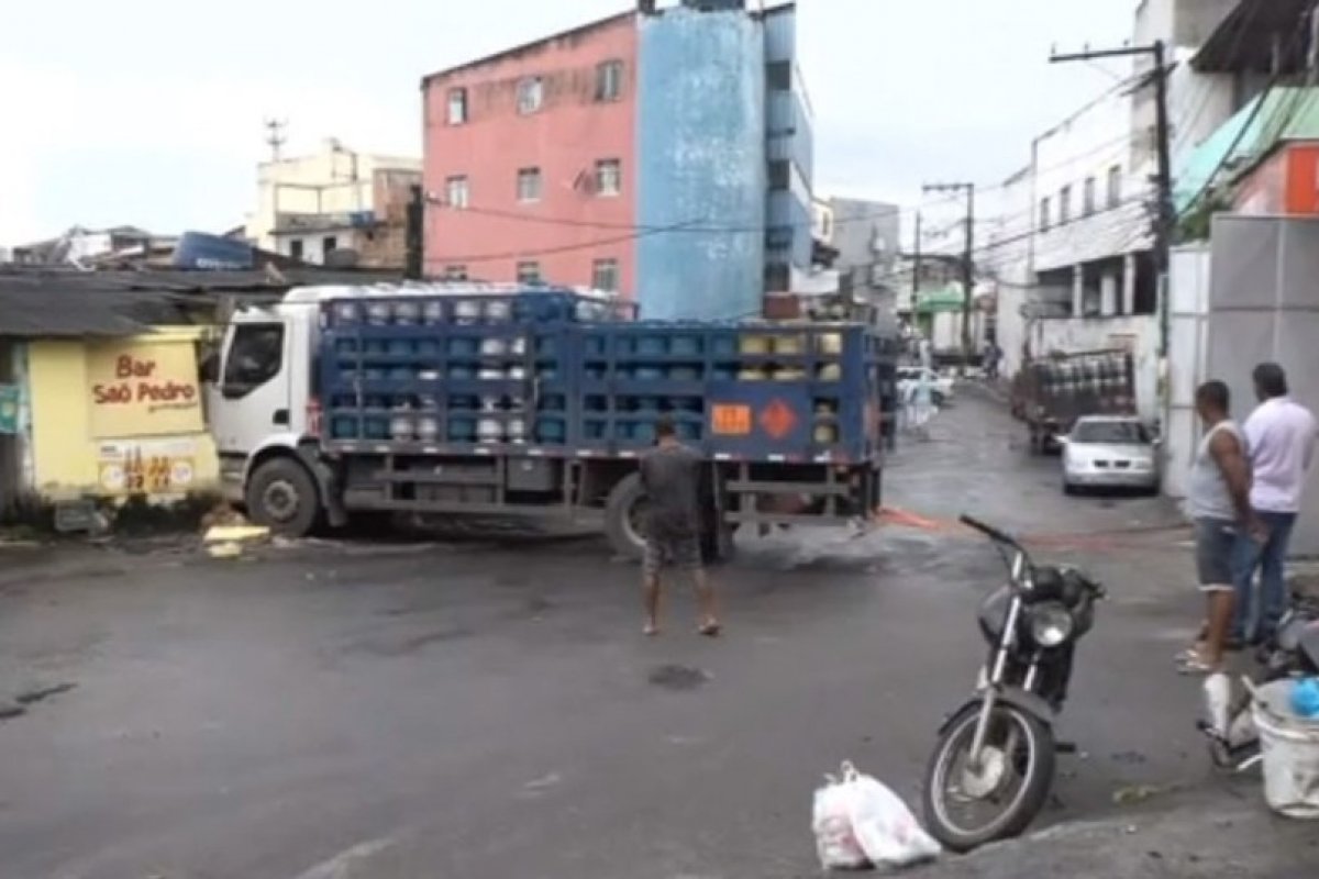 Motorista perde controle da direção e caminhão e invade bar em Salvador