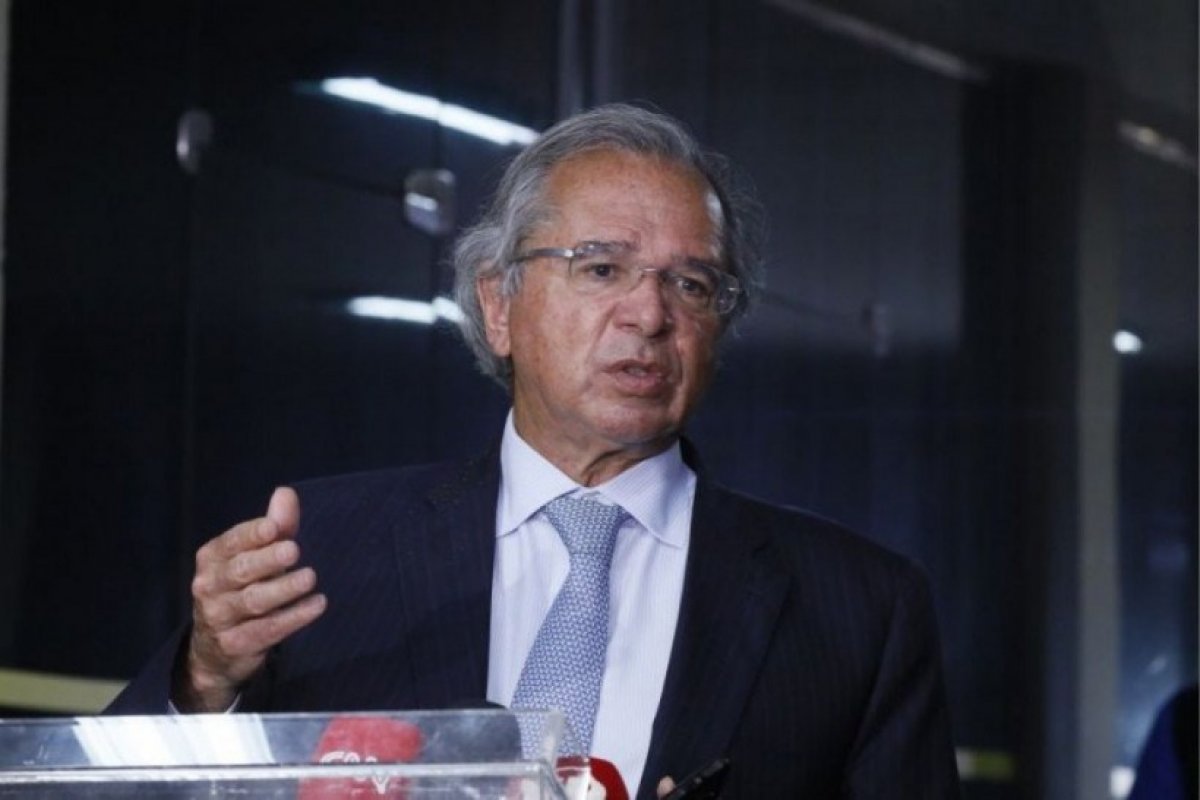 Economia brasileira está "rebatendo" crise causada pela Covid-19, diz Guedes