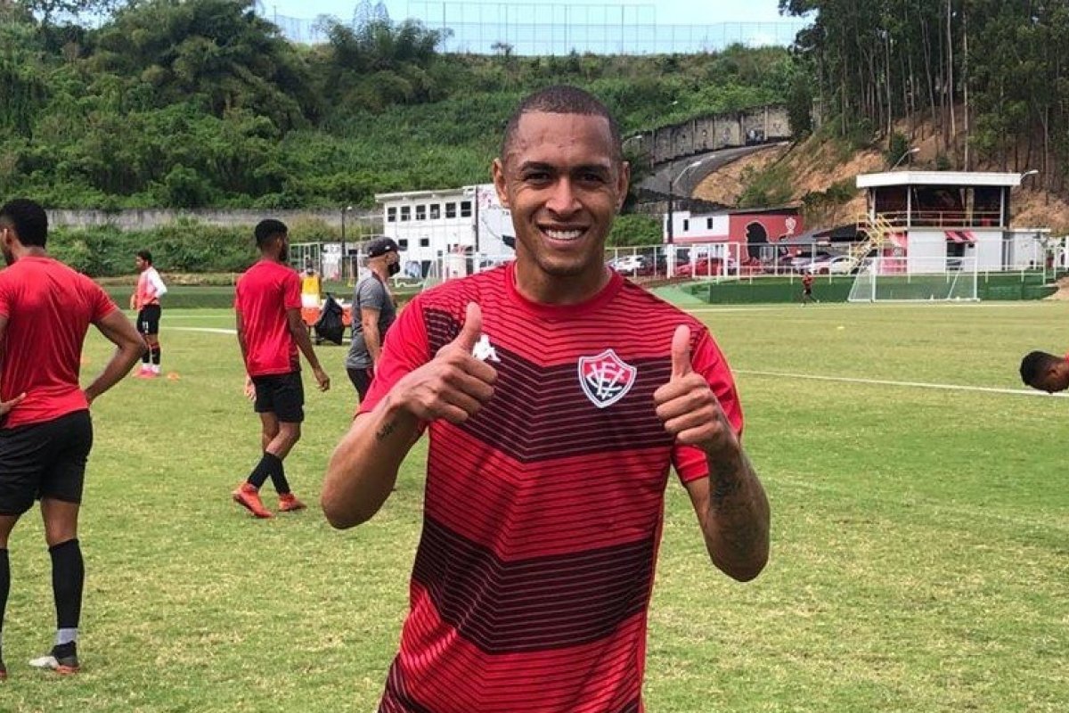 Leandro Silva se apresenta ao Vitória como "lateral moderno" e indica caminho para o acesso