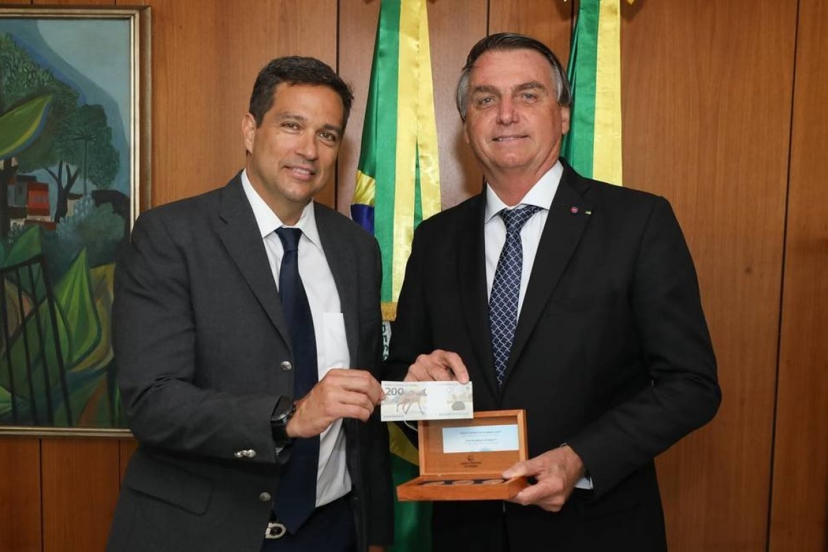 Presidente do BC presenteia Bolsonaro com nota de R$ 200