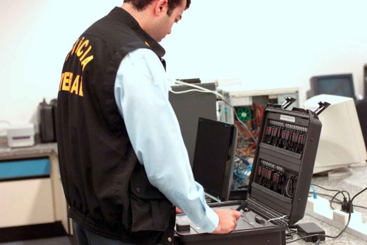 Hackers invadiram centenas de telefones de autoridades