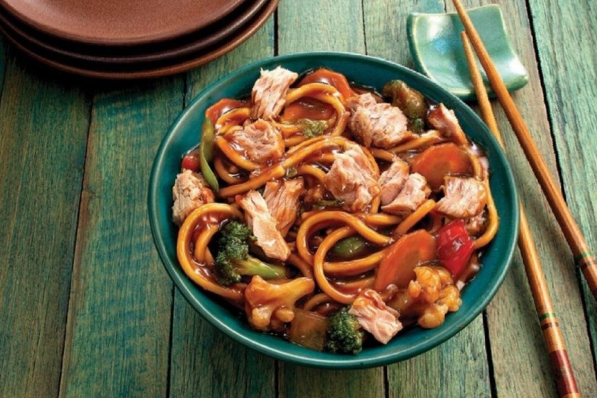 Aprenda uma deliciosa receita de yakissoba de atum para variar no cardápio