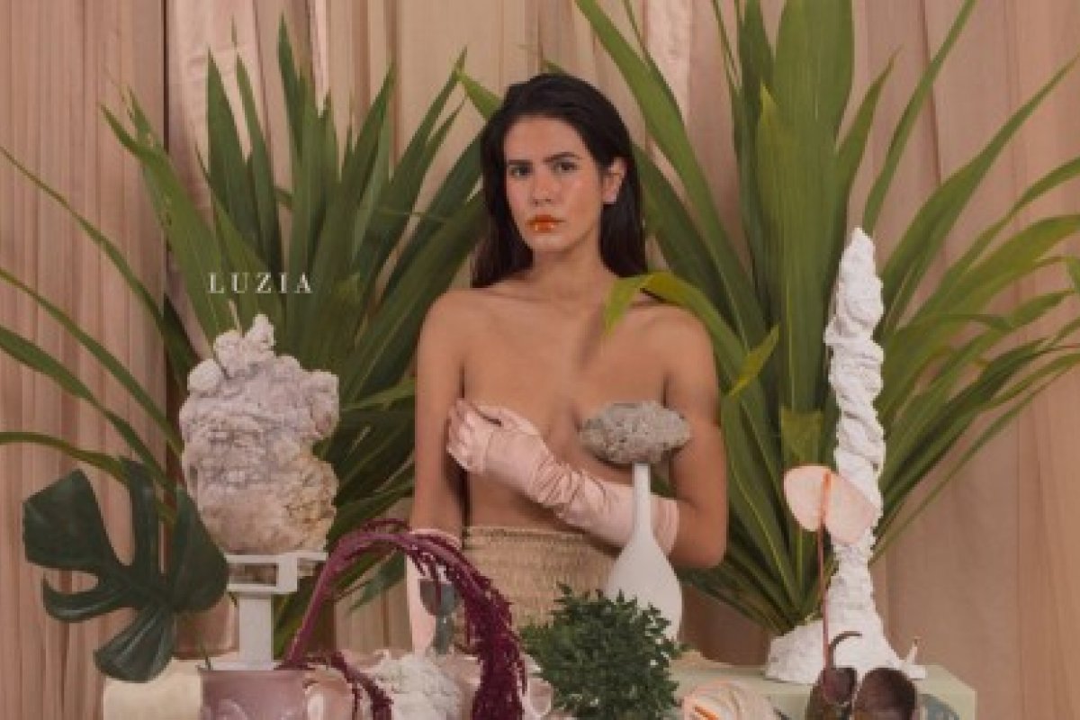 Uau! Antonia Morais surge de topless na capa de seu segundo álbum, 'Luzia 20.20'