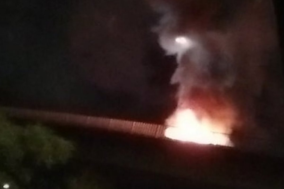 Carro pega fogo em viaduto na BR-324, em Salvador