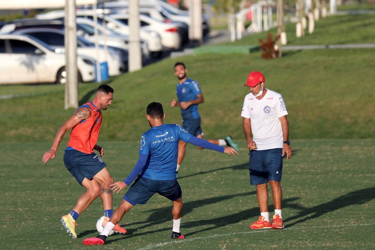 Com Mano Menezes de olho, Bahia encara Grêmio para se afastar do Z-4