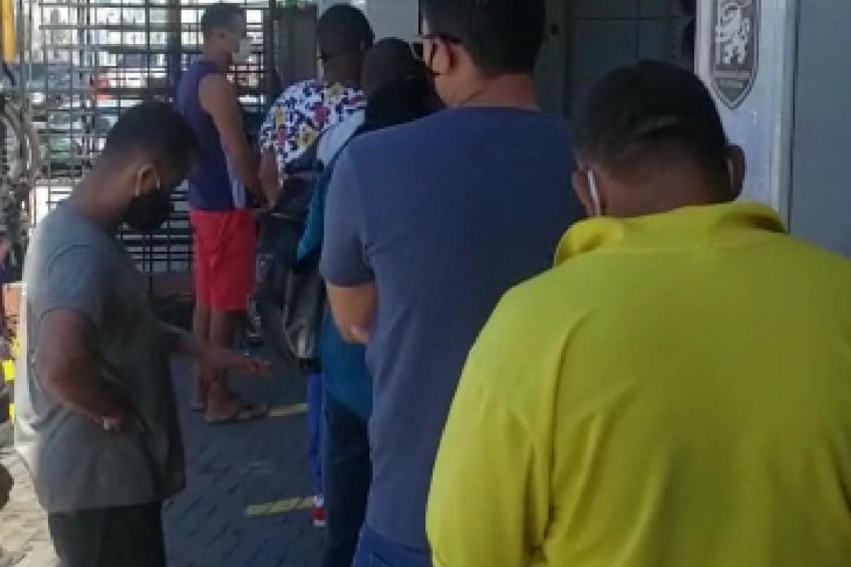 Vídeo: homem registra aglomeração em estabelecimento de Salvador e culpa ACM Neto