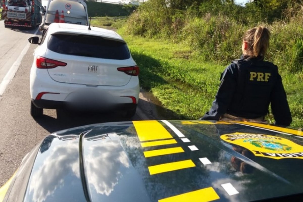 Após quebrar cancela de pedágio e sair sem pagar, motorista é preso com carro roubado na BR 324