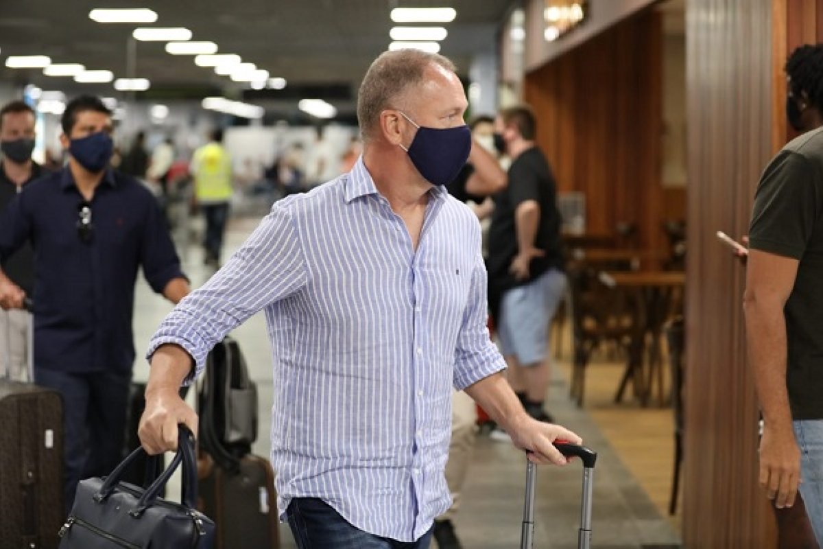 Mano Menezes desembarca em Salvador e deve assistir jogo do Bahia nesta quinta