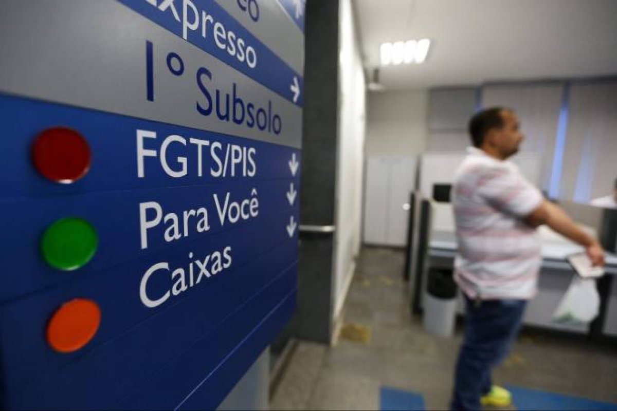 Governo libera saques de até R$ 500 por conta do FGTS e anuncia modalidade "Saque-Aniversário"