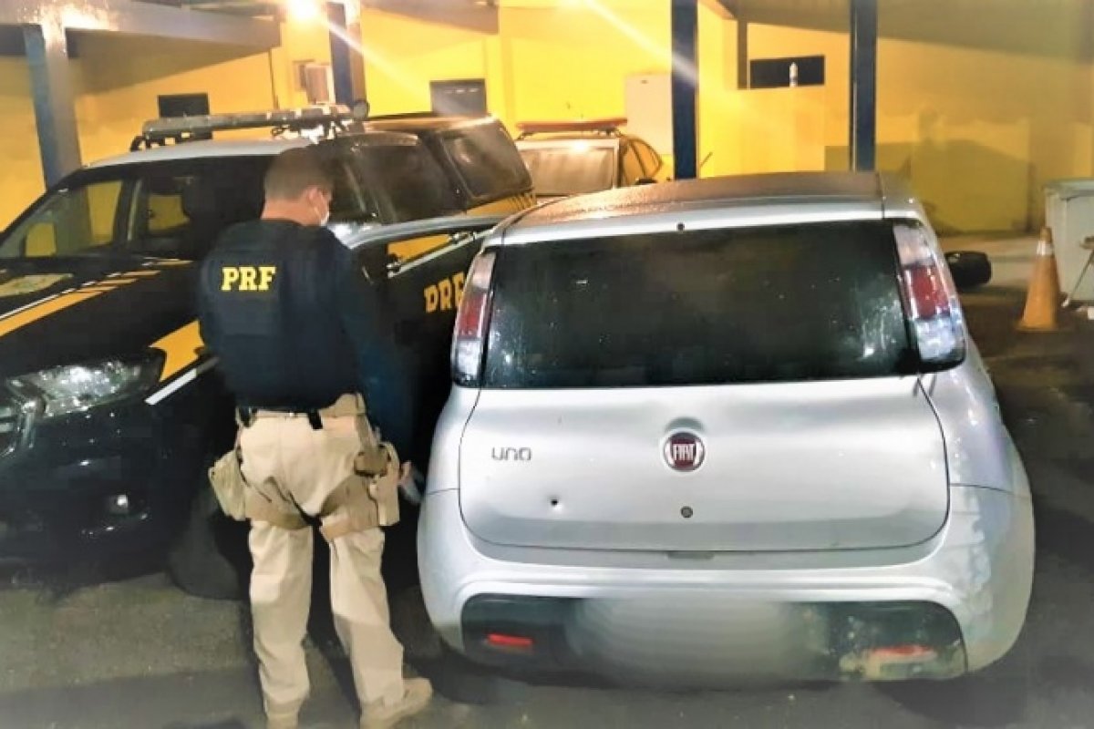 Após abordar Uno com marcas de tiro, PRF na Bahia recupera veículo furtado