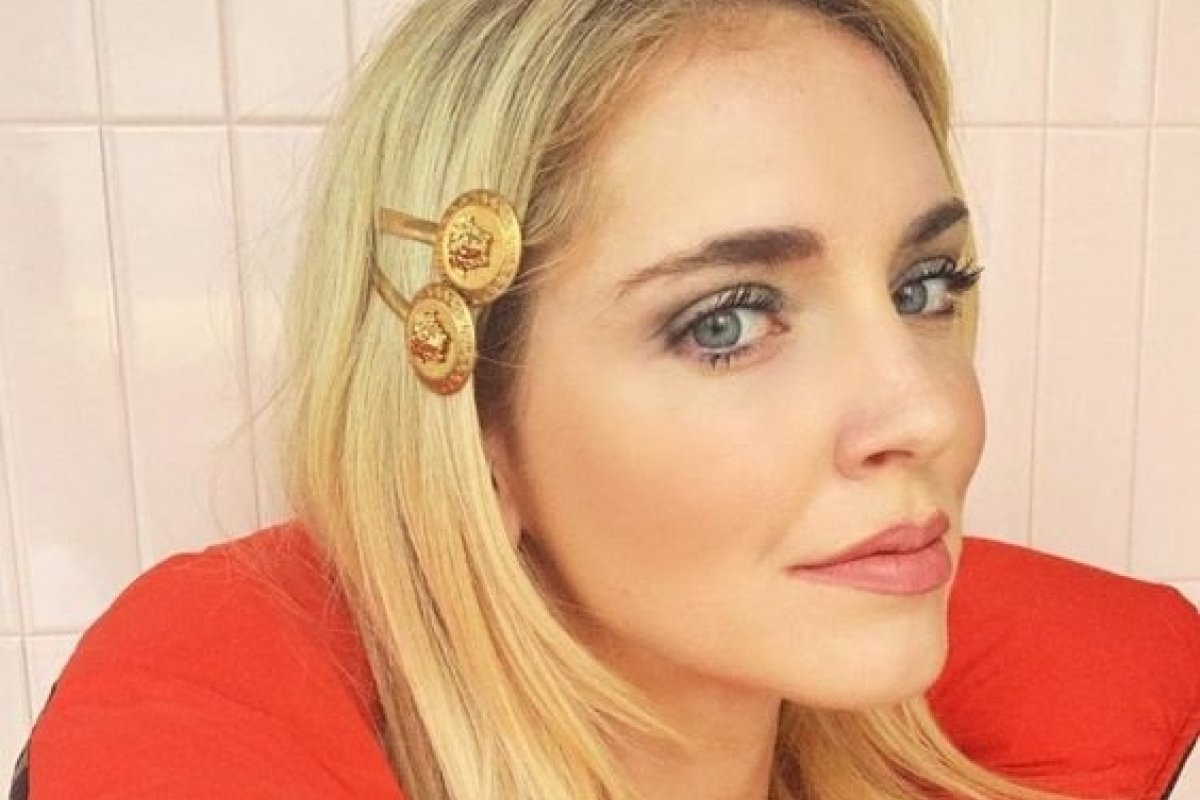 Acessórios dourados para o cabelo nunca saem de moda