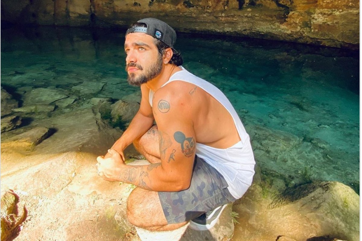 Caio Castro curte dia em caverna no Mato Grosso