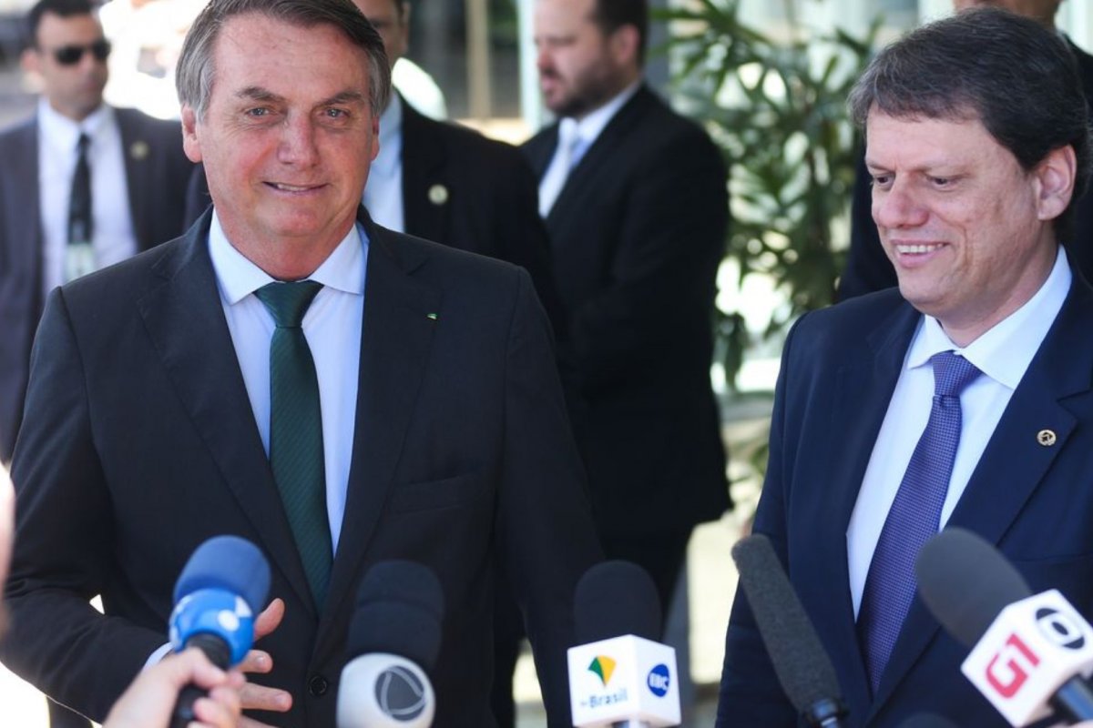 Vídeo: Bolsonaro desembarca nesta manhã na Bahia para assinar termo que prevê construção de trecho de Ferrovia Oeste-Leste