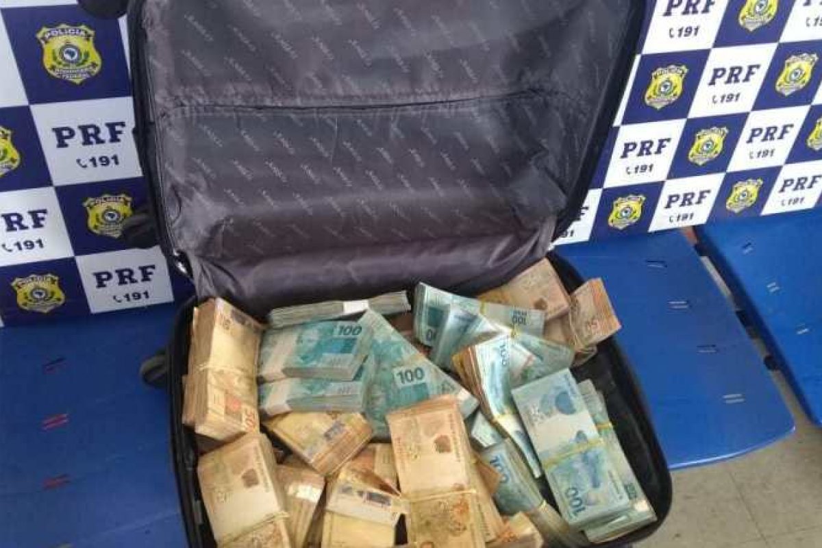 Cerca de R$300 mil em espécie são encontrados escondidos dentro de bagagem em porta-malas de veículo