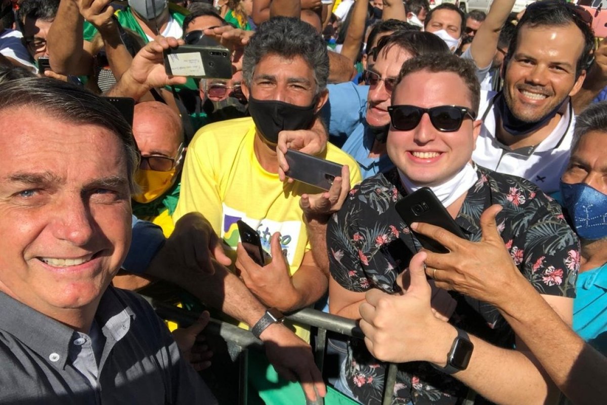 Bolsonaro visita obras da Ferrovia de Integração Oeste-Leste na Bahia