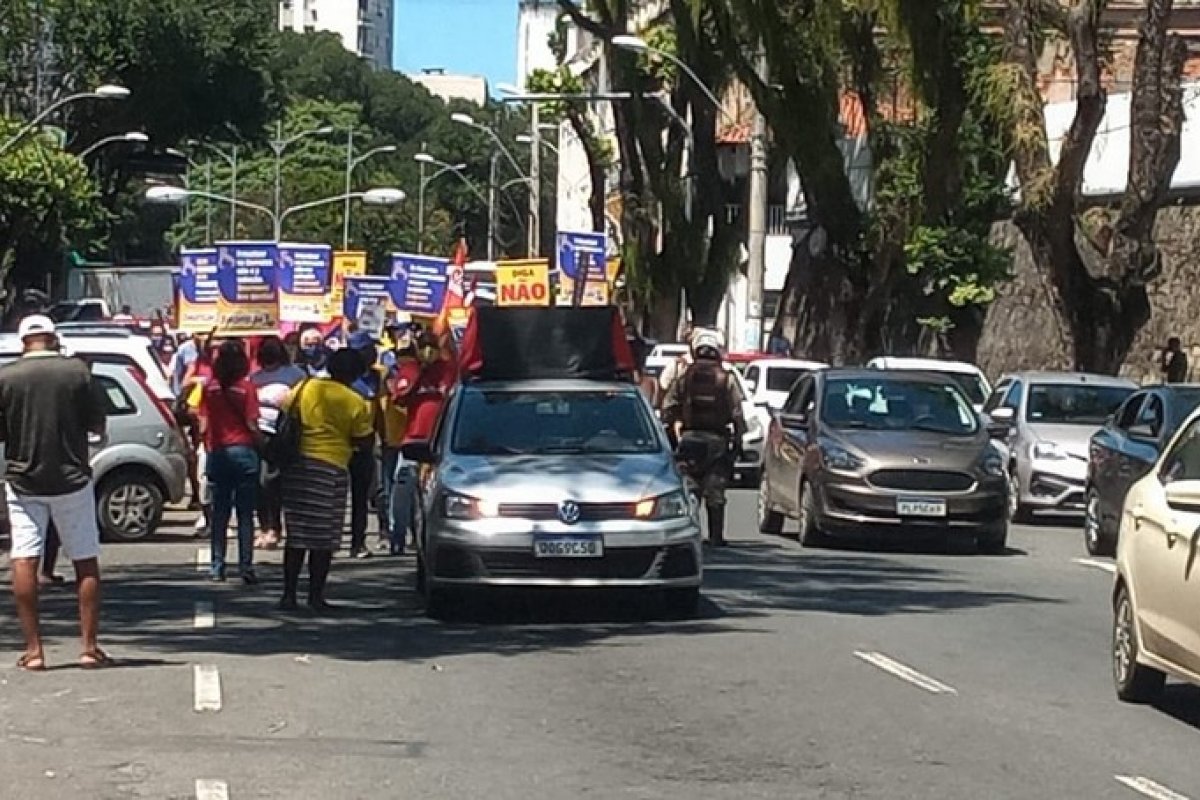 Funcionários dos Correios realizam passeata em Salvador em protesto contra corte de direitos