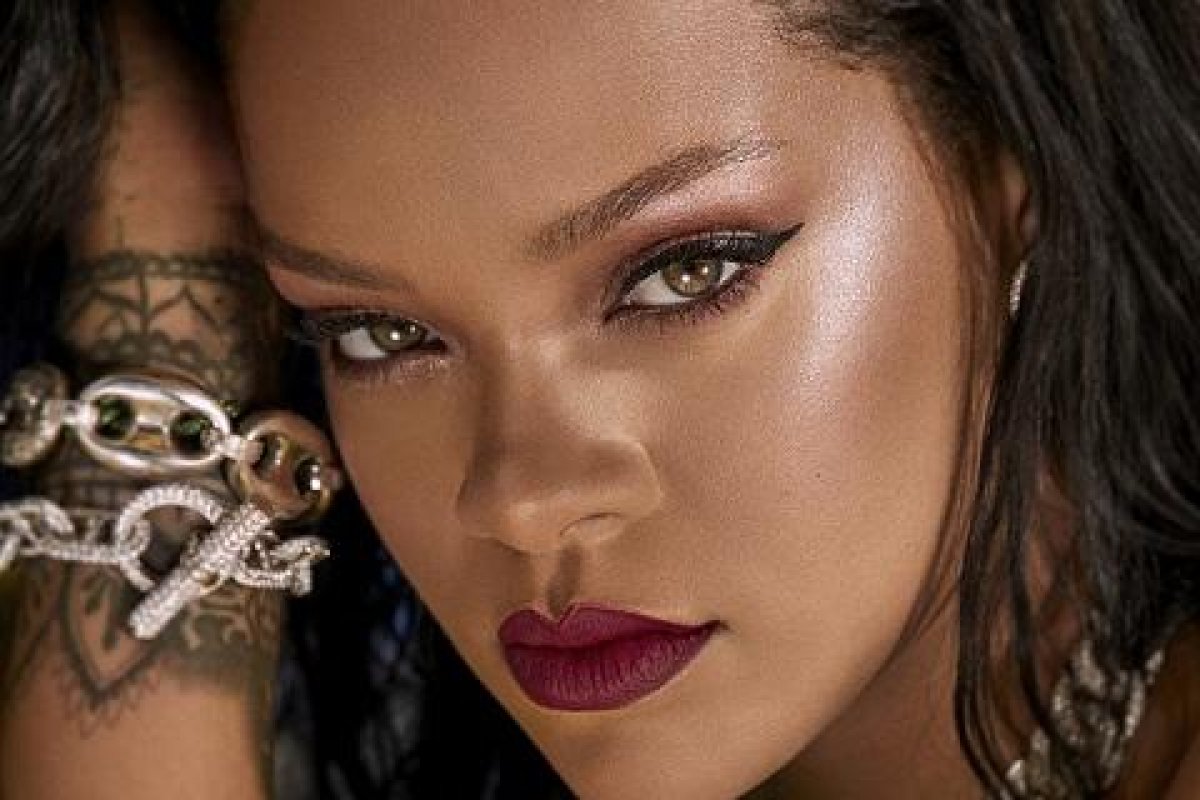 Diretor Peter Berg revela novas informações sobre o documentário da cantora Rihanna